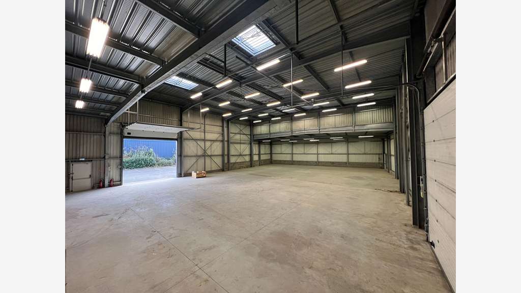 A louer bâtiment 800m² excellent état Angers Ouest