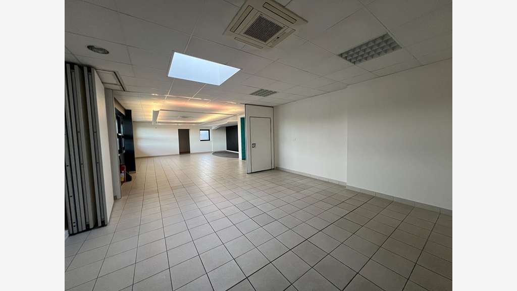 A louer bâtiment 800m² excellent état Angers Ouest