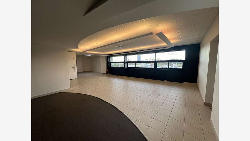 A louer bâtiment 800m² excellent état Angers Ouest