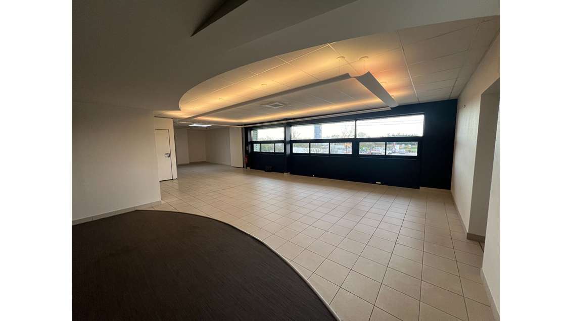 A louer bâtiment 800m² excellent état Angers Ouest
