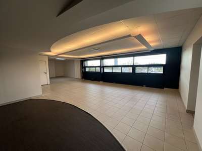 A louer bâtiment 800m² excellent état Angers Ouest