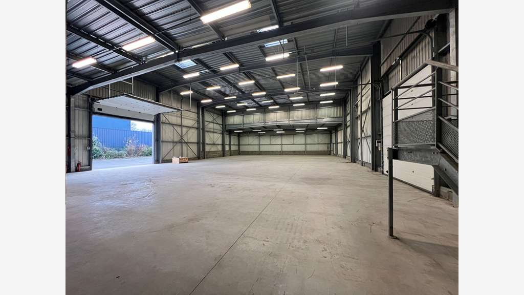 A louer bâtiment 800m² excellent état Angers Ouest