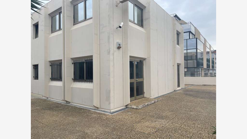 A louer bâtiment 840m² à Saint-Laurent Cap 3000