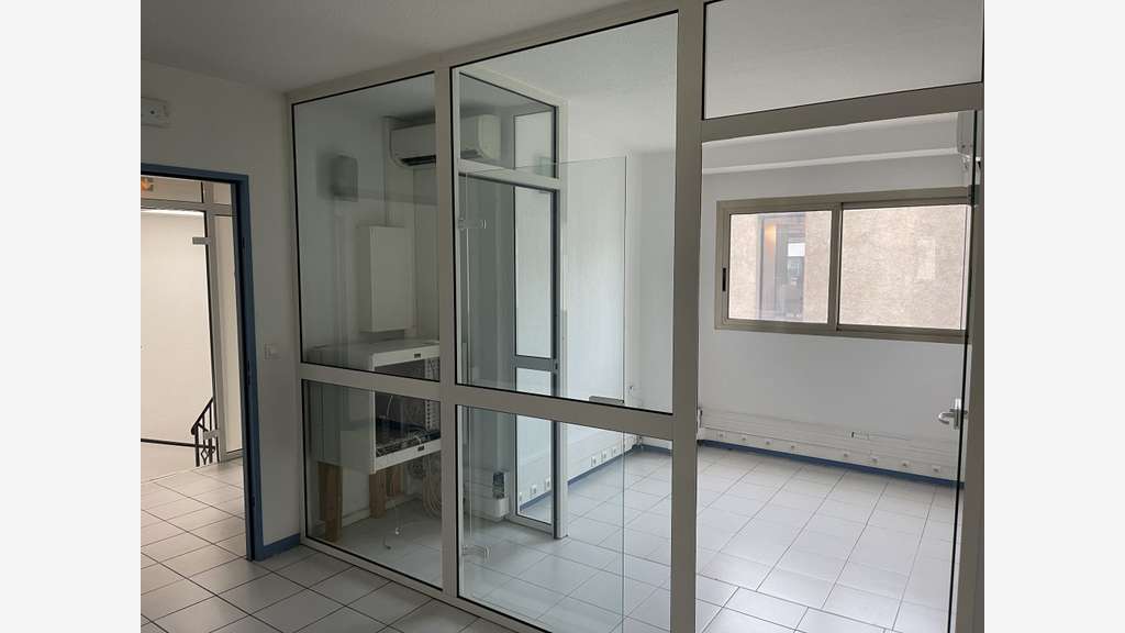 A louer bâtiment 840m² à Saint-Laurent Cap 3000