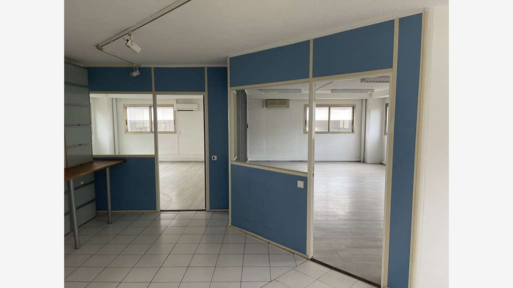 A louer bâtiment 840m² à Saint-Laurent Cap 3000
