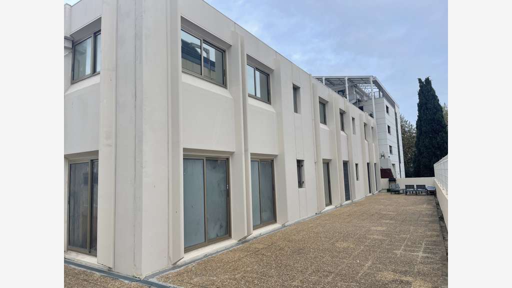 A louer bâtiment 840m² à Saint-Laurent Cap 3000