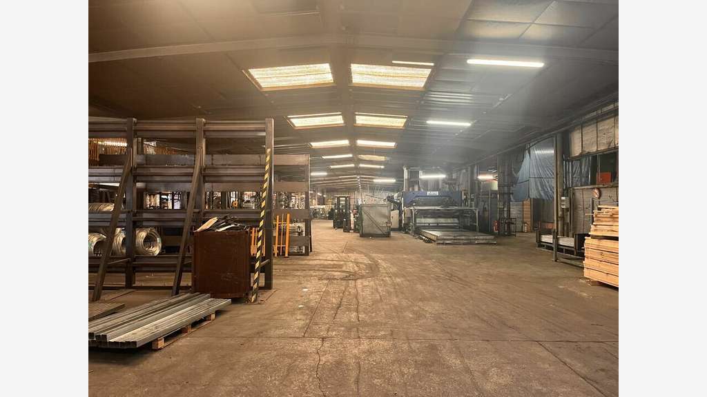 A louer entrepôt 5295m² à Brignoles