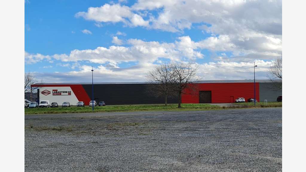 À louer bâtiment industriel de 3 550m² à Loue