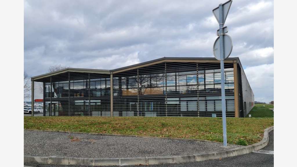 À louer bâtiment industriel de 3 550m² à Loue