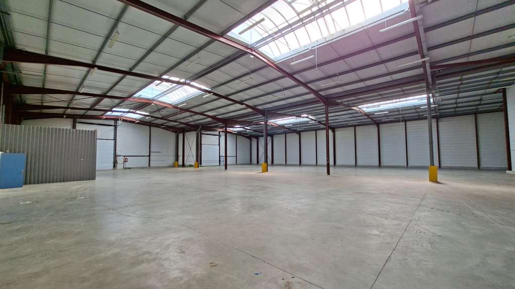 A louer bâtiment logistique 2400m² Le Mans Nord