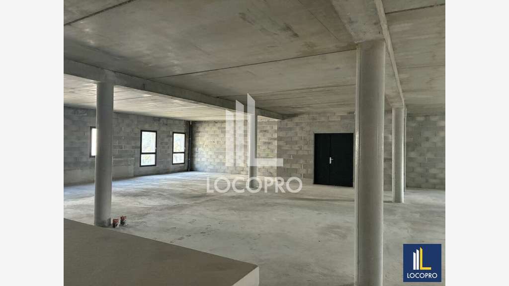 Bâtiment mixte 1252m² à louer à Fréjus ZA