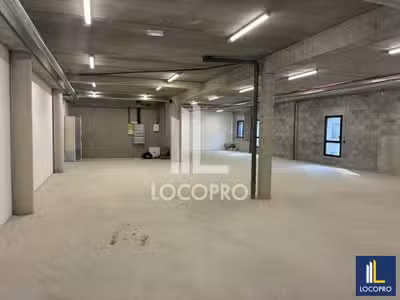 Bâtiment mixte 1252m²  à louer à Fréjus ZA 