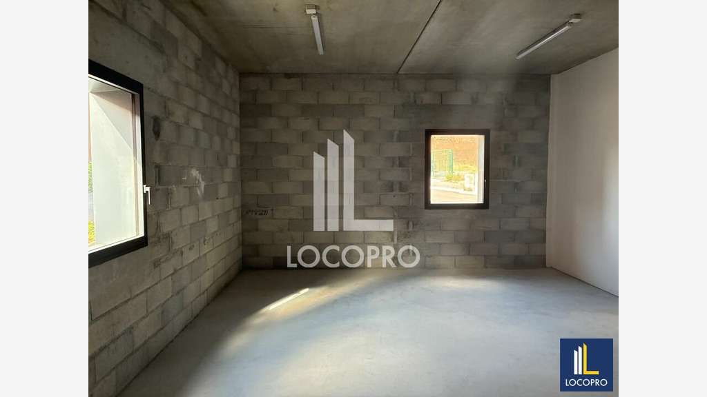 Bâtiment mixte 1252m² à louer à Fréjus ZA