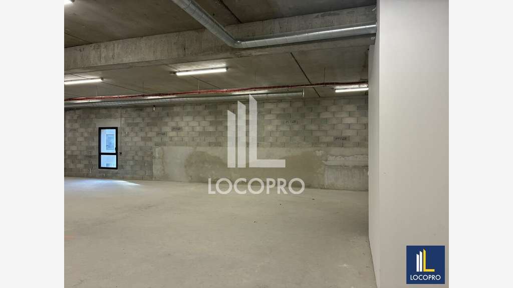 Bâtiment mixte 1252m² à louer à Fréjus ZA