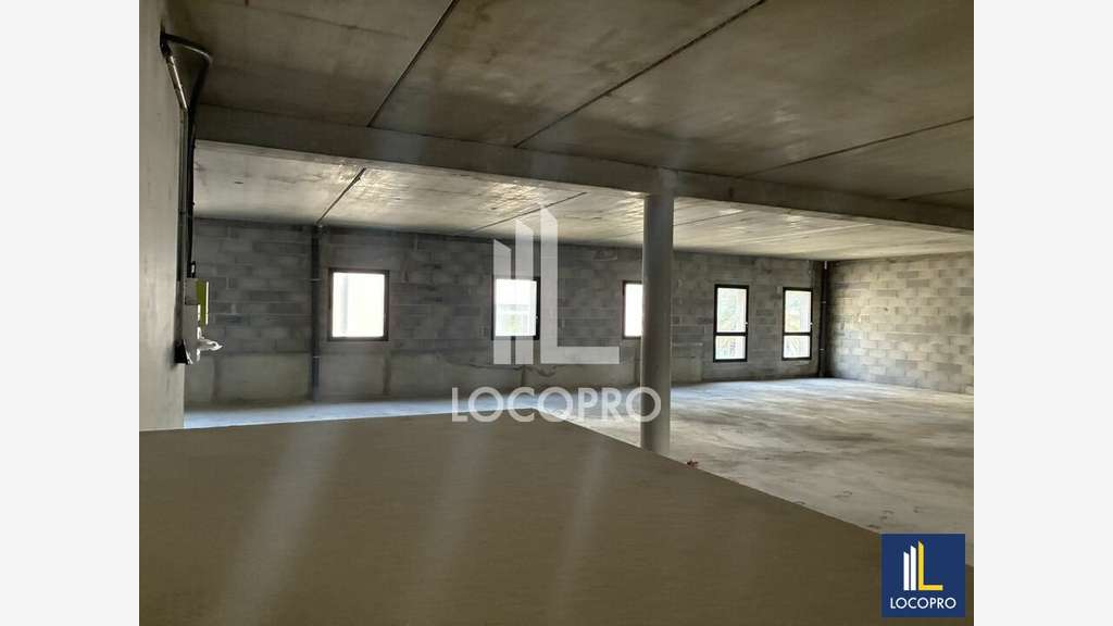 Bâtiment mixte 1252m² à louer à Fréjus ZA