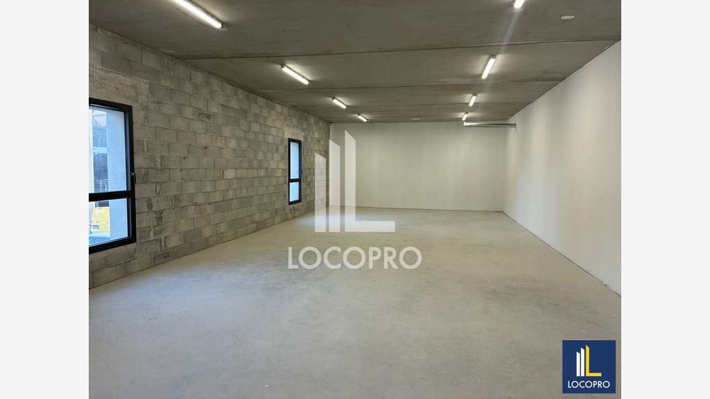 Bâtiment mixte 1252m² à louer à Fréjus ZA