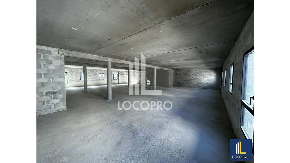 Bâtiment mixte 1252m²  à louer à Fréjus ZA 