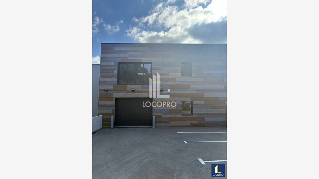 Bâtiment mixte 1252m² à louer à Fréjus ZA
