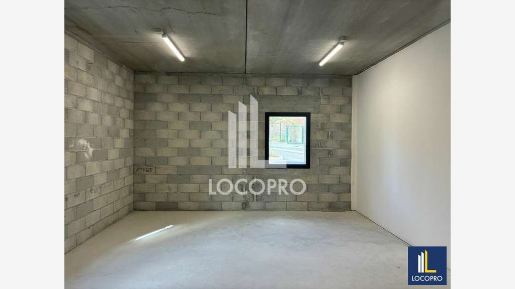 Bâtiment mixte 1252m² à louer à Fréjus ZA