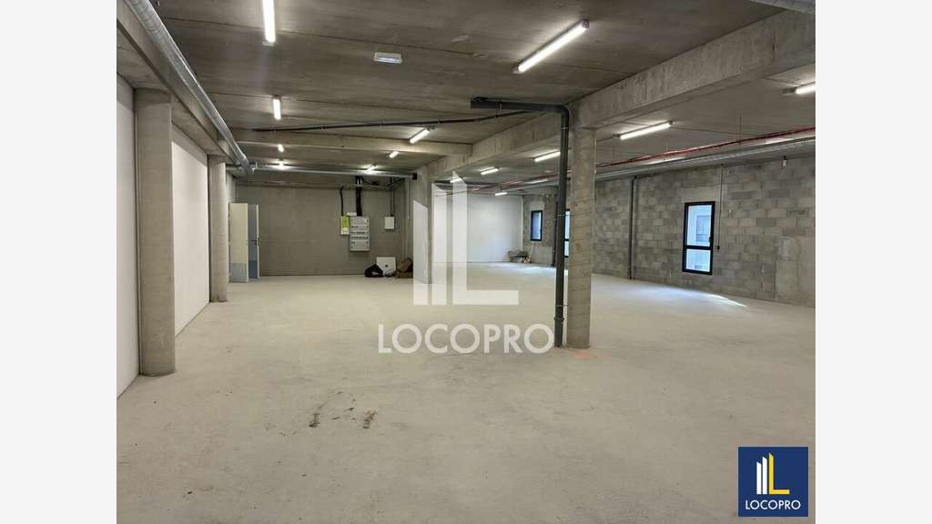 Bâtiment mixte 1252m² à louer à Fréjus ZA