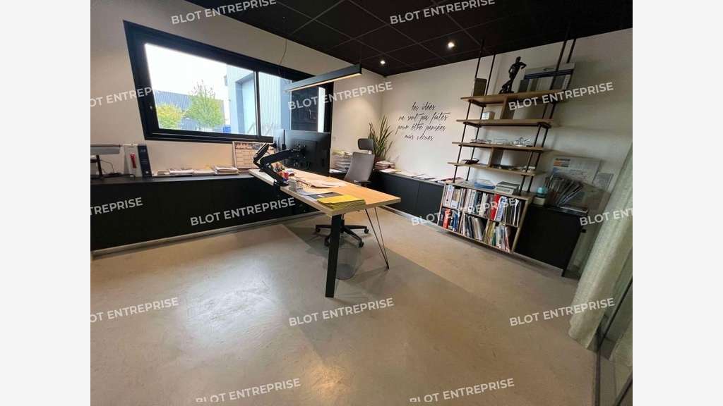 A louer beau bâtiment d’activités 350m² à Crevin