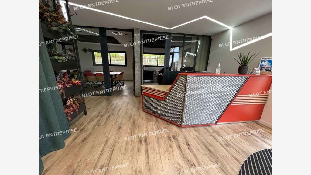 A louer beau bâtiment d’activités 350m² à Crevin