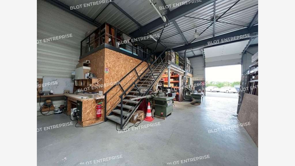 A louer beau bâtiment d’activités 350m² à Crevin