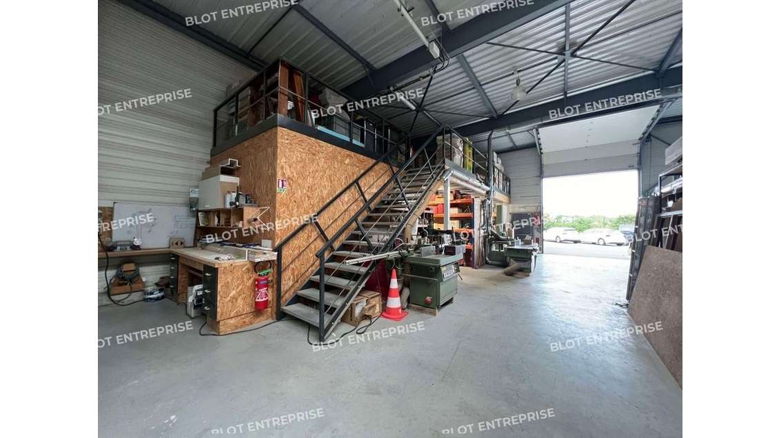 A louer beau bâtiment d’activités 350m² à Crevin