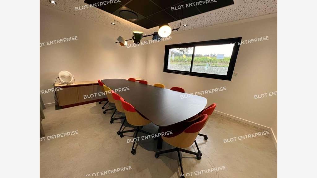 A louer beau bâtiment d’activités 350m² à Crevin