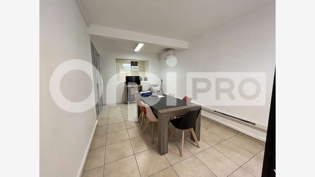 A louer beau bureau 160m² aménagé FDF Montgérald