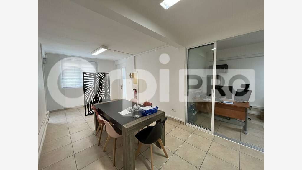 A louer beau bureau 160m² aménagé FDF Montgérald