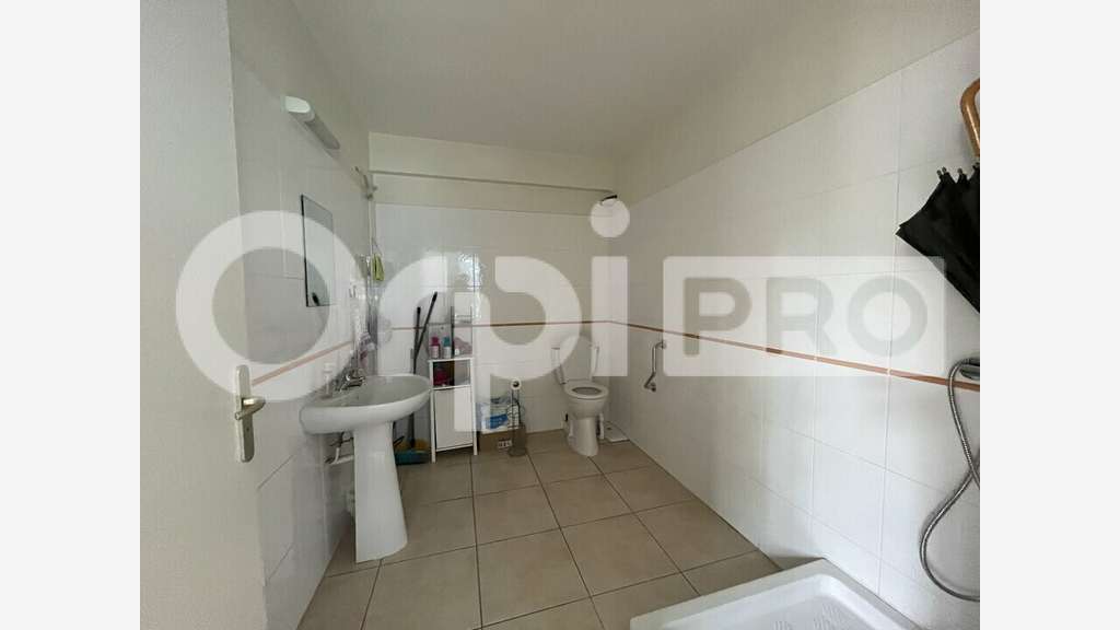 A louer beau bureau 160m² aménagé FDF Montgérald
