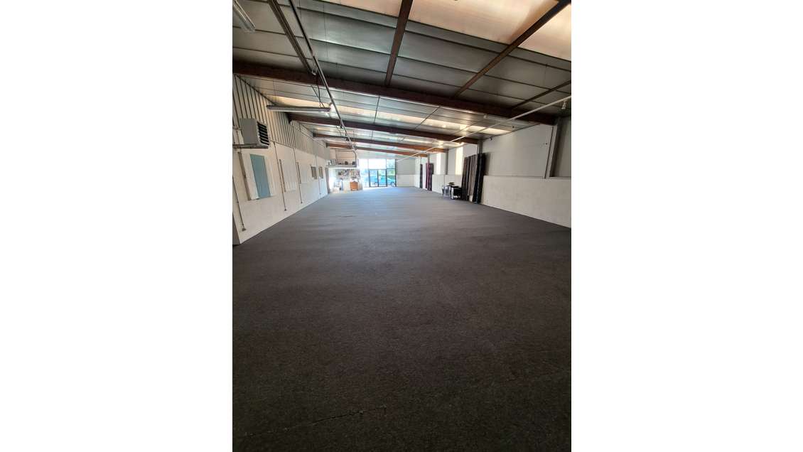 A louer beau local 300m² à St-Hilaire-du-Harcouët