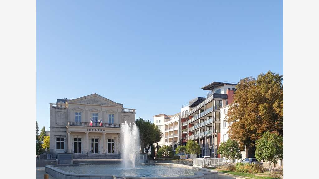 MURS 100M² COMMERCE OU BUREAU MONTELIMAR