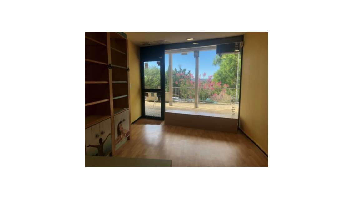 Boutique 65m² à louer à Corbas centre 