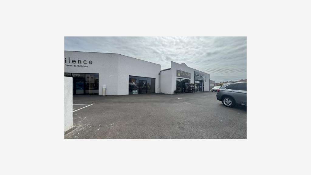A louer local commercial neuf 154m² à Saint-Estève