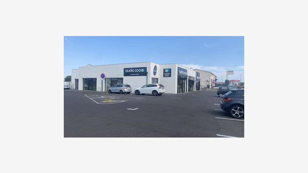 A louer local commercial neuf 154m² à Saint-Estève