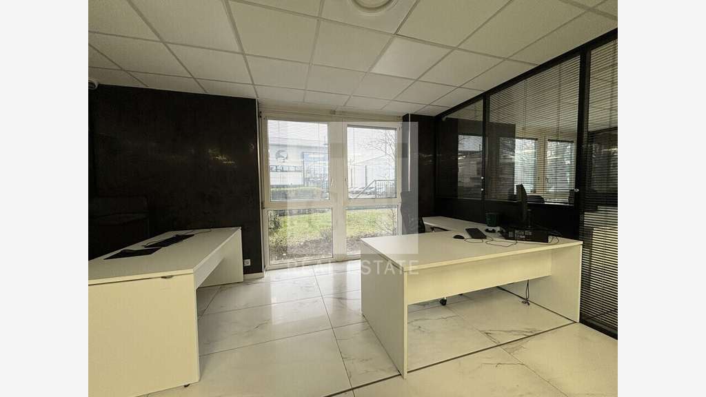 Local d'activité 888m² à louer à Bron