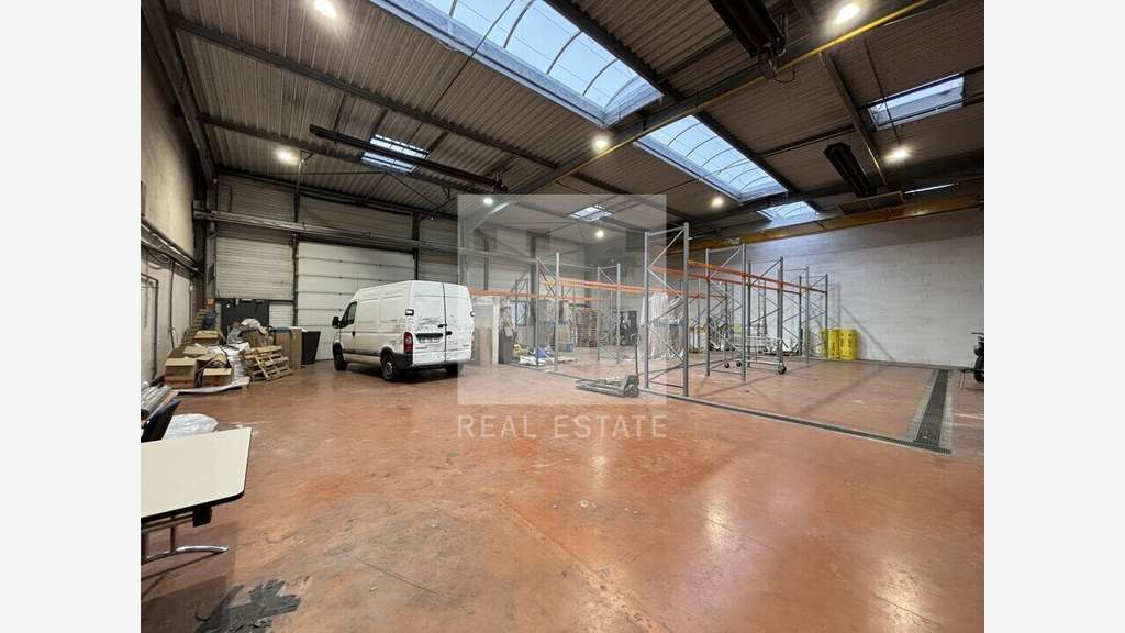 Local d'activité 888m² à louer à Bron
