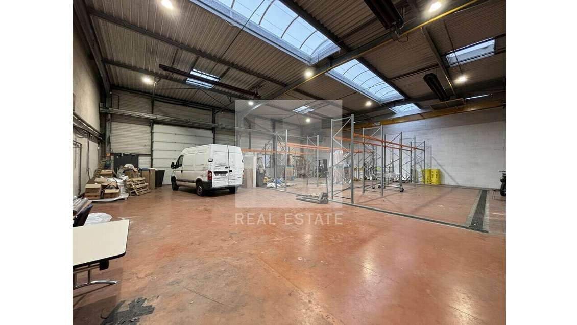 Local d'activité 888m² à louer à Bron 