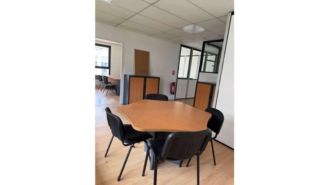 Bureau 88m² R+1 à louer à Limas
