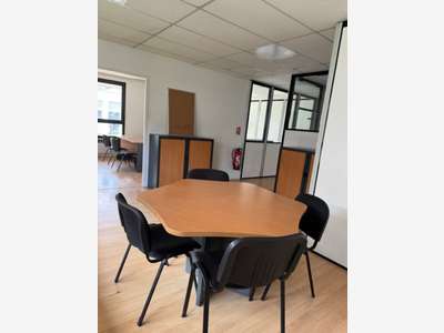 Bureau 88m² R+1 à louer à Limas