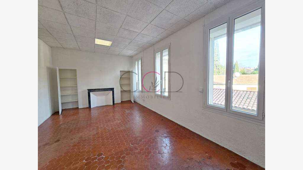 Local pro A 200 m Cours Mirabeau BUREAU