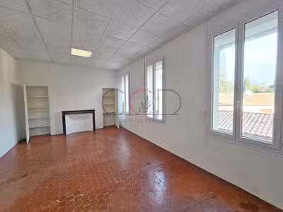 Local pro A 200 m Cours Mirabeau BUREAU