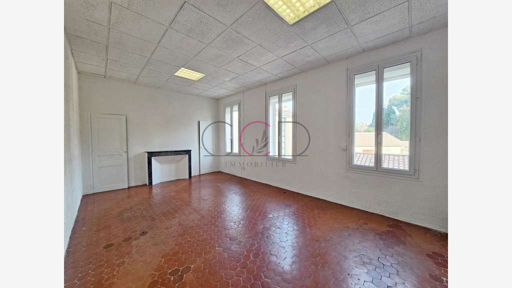 Local pro A 200 m Cours Mirabeau BUREAU