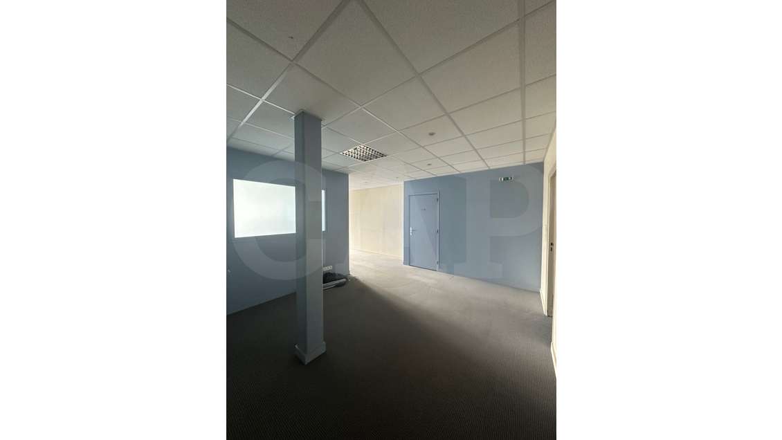 Loue bureau aménagé et cloisonné 175m² à Lannion