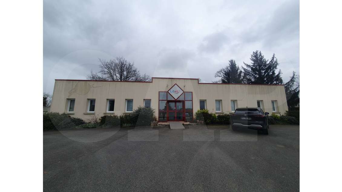 A louer bureaux indépendants 200m² à Bais