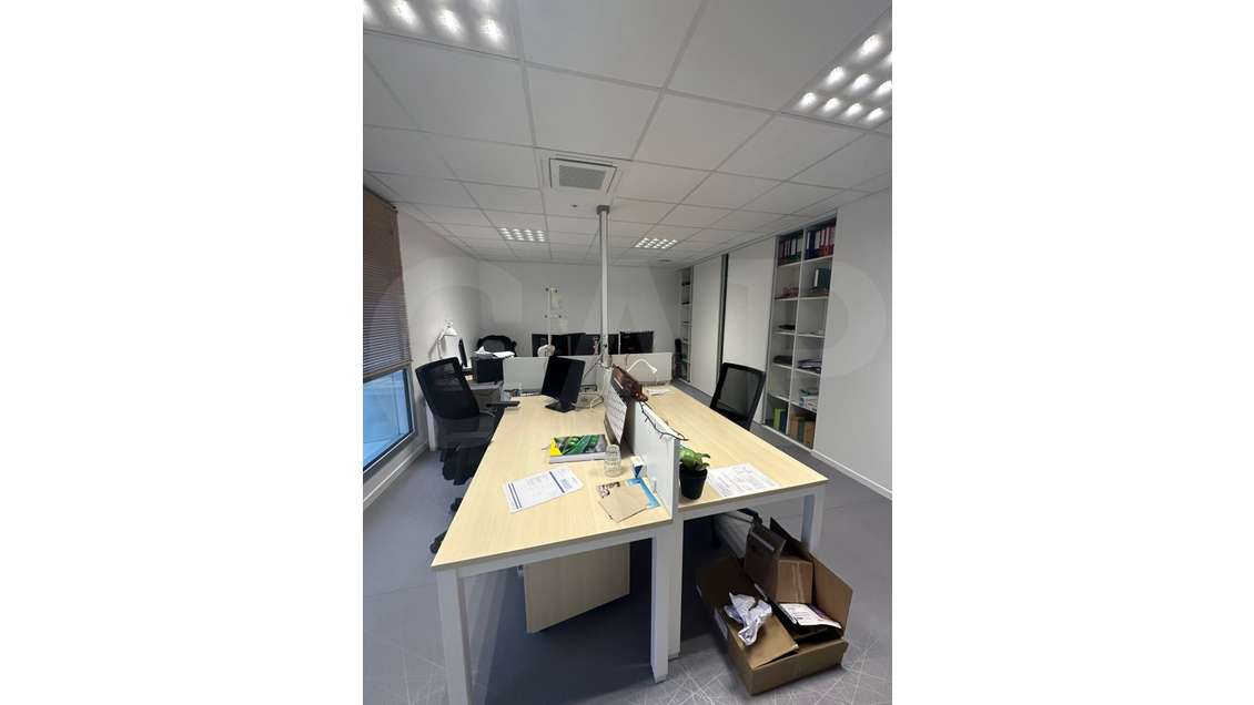 Loue bureau aménagé et cloisonné 142m² à Trègueux