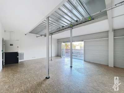 BUREAU 40 M² avec terrasse - Saint Cybard - ANGOUL