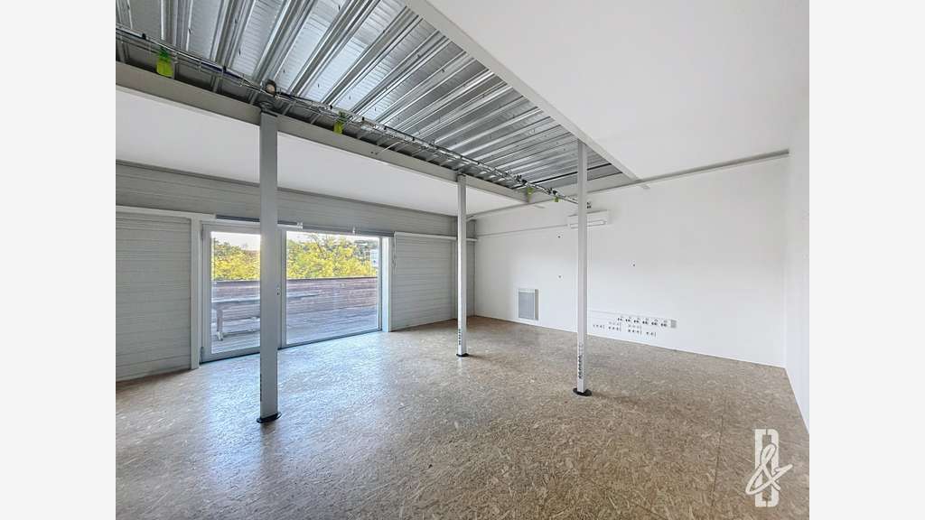 BUREAU 40 M² avec terrasse - Saint Cybard - ANGOUL